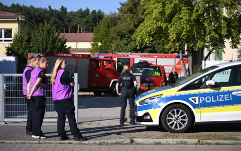 Die Polizei sichert nach einer Gewalttat die Schule in Gosen-Neu Zittau ab. - Foto: Britta Pedersen/dpa