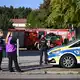 Die Polizei sichert nach einer Gewalttat die Schule in Gosen-Neu Zittau ab. - Bild: Britta Pedersen/dpa