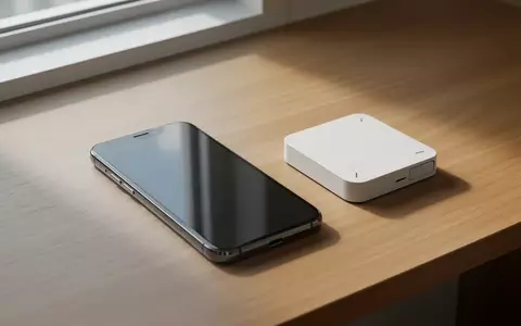 Ein modernes Smartphone auf einem minimalistischen Schreibtisch zur Illustration von Speicheroptimierung. - Foto: über boerse-global.de