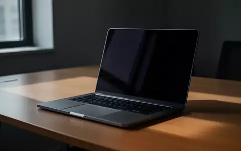 Ein dunkler Laptop auf einem Schreibtisch in einem Büro, der vor betrügerischen E-Mails und Phishing-Versuchen warnt. - Foto: über boerse-global.de