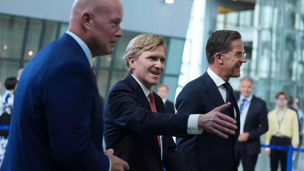 US-Verteidigungsstaatssekretär Elbridge Colby traf in Brüssel unter anderem Nato-Generalsekretär Mark Rutte (r) und US-Nato-Botschafter Matthew Whitaker. - Bild: Virginia Mayo/AP/dpa