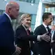 US-Verteidigungsstaatssekretär Elbridge Colby traf in Brüssel unter anderem Nato-Generalsekretär Mark Rutte (r) und US-Nato-Botschafter Matthew Whitaker. - Bild: Virginia Mayo/AP/dpa