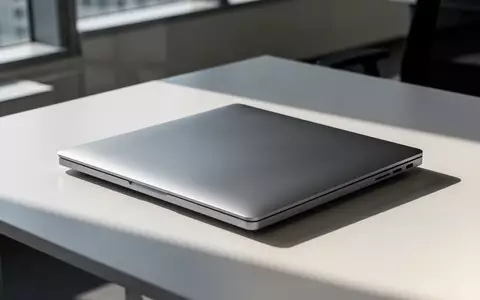 Ein geschlossenes, hochwertiges MacBook auf einem modernen Schreibtisch in einem hellen Büro. - Foto: über boerse-global.de