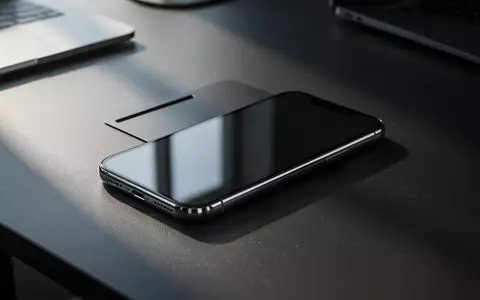 Ein modernes Smartphone liegt auf einem dunklen, professionellen Schreibtisch unter natürlichem, gedimmtem Licht. - Foto: über boerse-global.de
