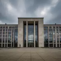 Die moderne Fassade des Bundeskanzleramts in Berlin unter einem bewölkten Himmel. - Foto: über boerse-global.de