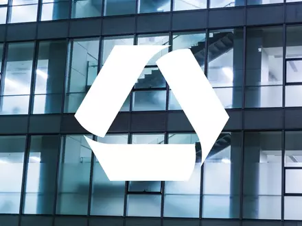 Abstrakte Architektur eines modernen Bürogebäudes als Symbol für institutionelle Finanzthemen und Unternehmensführung. - Foto: über boerse-global.de