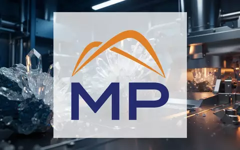 Abstrakte Darstellung einer modernen Industrieanlage zur Verarbeitung von Seltenerdmetallen in atmosphärischer Beleuchtung. - Foto: über boerse-global.de
