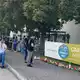 Menschen gedenken der zwei Toten in Neu Zittau.  - Bild: Wilhelm Pischke/dpa