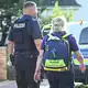 Mitarbeiter der Notfallseelsorge sind am Einsatzort.  - Bild: Britta Pedersen/dpa
