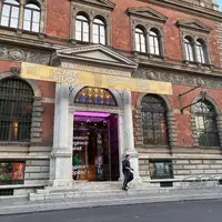 In dem Museum findet derzeit eine Juwelenausstellung statt. - Foto: Albert Otti/dpa