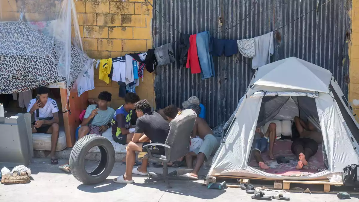 Die Lage in Spaniens Nordafrika-Exklave Ceuta ist zunehmend angespannt. Einheimische fordern die gewaltsame Rückführung von Migranten nach Marokko. (Archivbild) - Bild: Marcos Moreno/EUROPA PRESS/dpa
