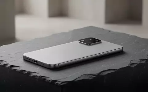 Ein modernes Smartphone liegt auf einer strukturierten Oberfläche in einer minimalistischen, professionellen Umgebung. - Foto: über boerse-global.de