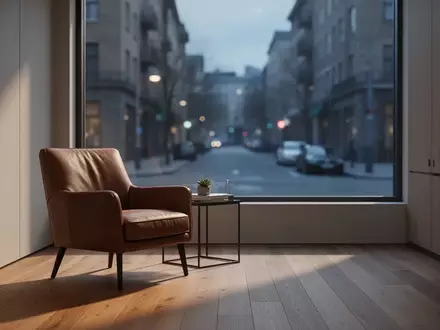 Ein ruhiger, leerer Therapieraum mit einem Sessel vor einem Fenster in der Abenddämmerung. - Foto: über boerse-global.de