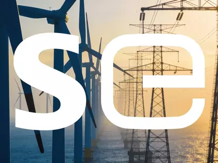 Moderne Offshore-Windkraftanlagen und Strominfrastruktur bei Sonnenaufgang als Symbol für den Energiesektor. - Foto: über boerse-global.de