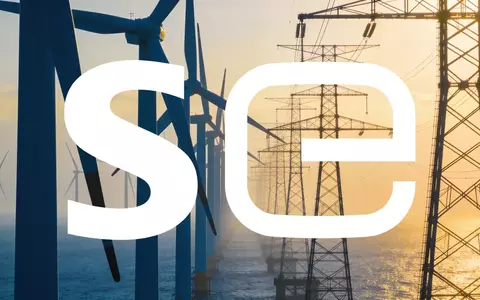 Moderne Offshore-Windkraftanlagen und Strominfrastruktur bei Sonnenaufgang als Symbol für den Energiesektor. - Foto: über boerse-global.de