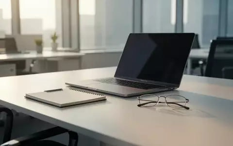 Ein moderner, aufgeräumter Schreibtisch in einem hellen Büro, der eine professionelle und seriöse Arbeitsatmosphäre ausstrahlt. - Foto: über boerse-global.de