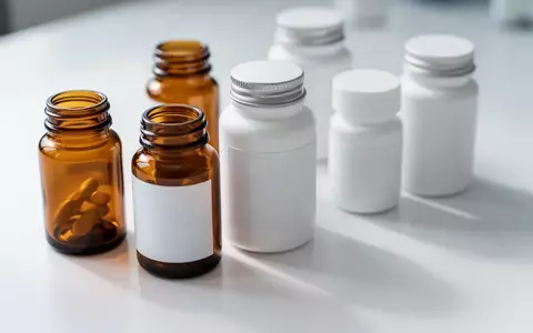 Mehrere leere Pillendosen und Nahrungsergänzungsmittel auf einer sauberen, weißen Laboroberfläche. - Foto: über boerse-global.de