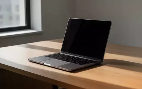 Ein moderner, minimalistischer Arbeitsplatz mit einem Laptop auf einem Holztisch bei natürlichem Licht. - Foto: über boerse-global.de