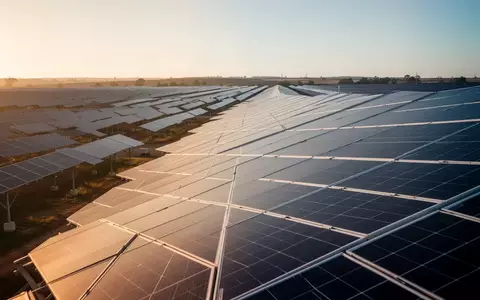 Reihen von Solarpaneelen in einem Solarpark bei Sonnenuntergang. - Foto: über boerse-global.de
