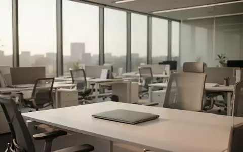 Ein moderner, aufgeräumter Büroarbeitsplatz mit ergonomischen Möbeln und natürlichem Tageslicht in einer professionellen Umgebung. - Foto: über boerse-global.de