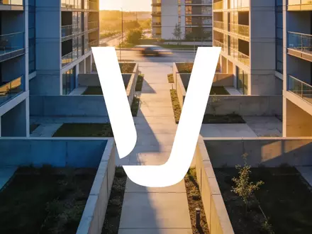 Moderne Wohnarchitektur in der goldenen Stunde, symbolisch für den Immobilienmarkt. - Foto: über boerse-global.de
