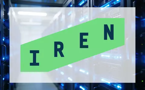 Reihen von leuchtenden Servern in einem modernen Rechenzentrum als Symbol für digitale Infrastruktur. - Foto: über boerse-global.de