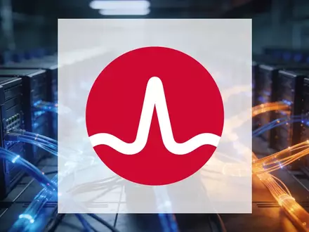 Hochmoderne Serverinfrastruktur mit leuchtenden Glasfaserkabeln als Symbol für Wettbewerb in der Halbleiterindustrie. - Foto: über boerse-global.de