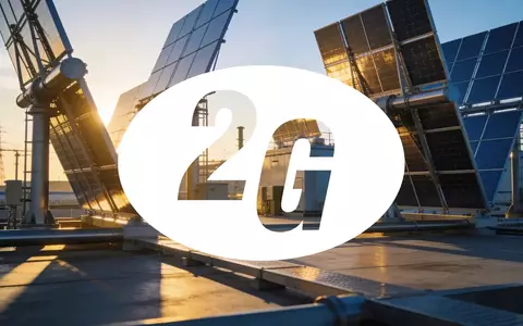 Moderne industrielle Energieanlage im goldenen Licht als Symbol für nachhaltiges Unternehmenswachstum. - Foto: über boerse-global.de