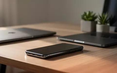 Ein modernes Smartphone mit ausgeschaltetem, dunklem Display auf einem minimalistischen Schreibtisch. - Foto: über boerse-global.de