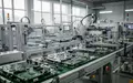 Moderne Produktionshalle eines Elektronikunternehmens mit automatisierten Fertigungsanlagen. - Foto: über boerse-global.de