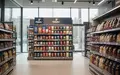 Ein Tchibo-Verkaufsregal in einem aufgeräumten Supermarktgang mit Fokus auf die Produktpräsentation. - Foto: über boerse-global.de