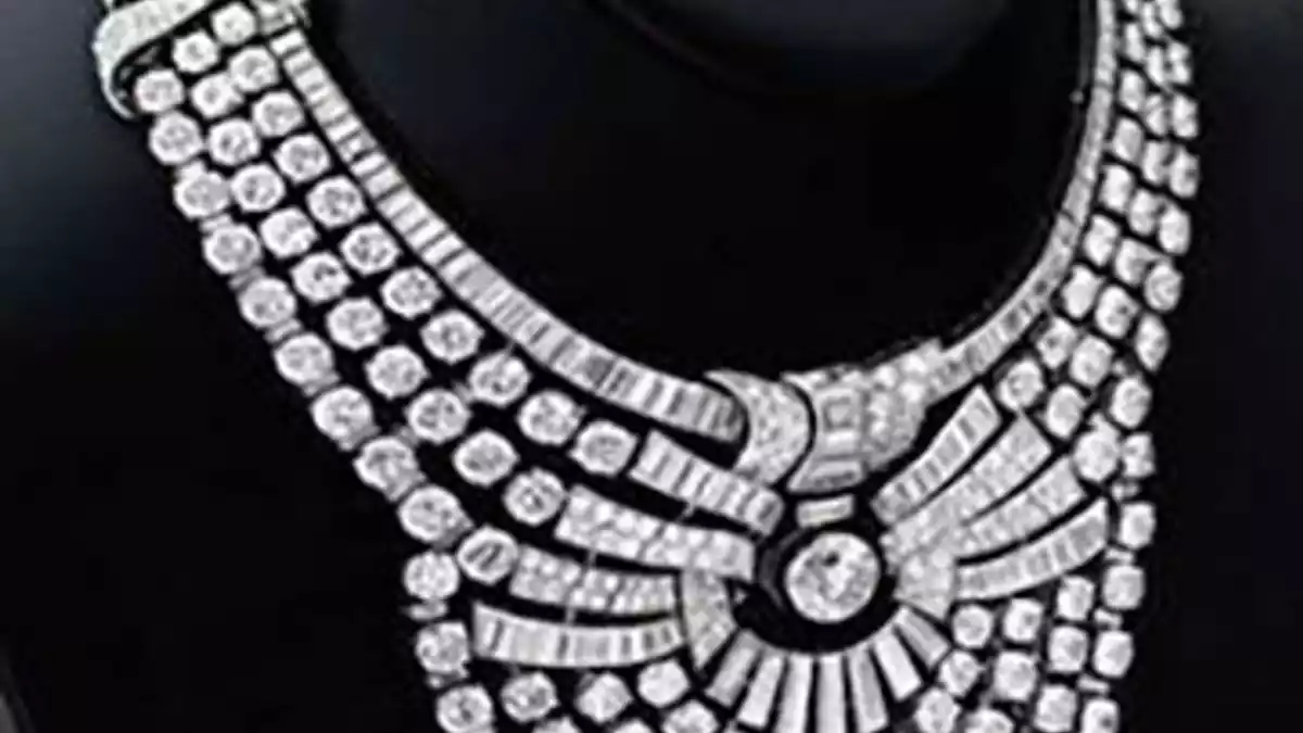 Der Schmuck besteht aus 673 Diamanten mit mehr als 200 Karat. - Bild: Unbekannt/LANDESPOLIZEIDIREKTION WIEN/dpa