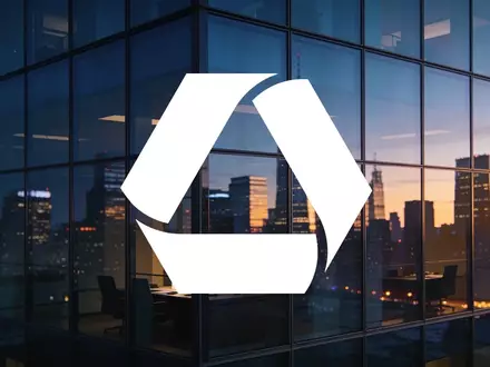 Moderne Glasfassade eines Bürogebäudes in der Abenddämmerung als Symbol für Verhandlungen im Finanzsektor - Foto: über boerse-global.de