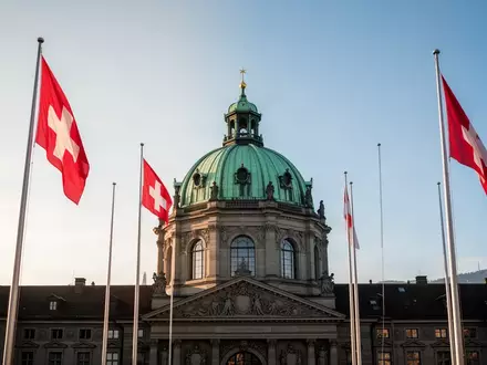 Das Bundeshaus in Bern bei Tageslicht mit Blick auf die Kuppel und die Schweizer Flaggen. - Foto: über boerse-global.de