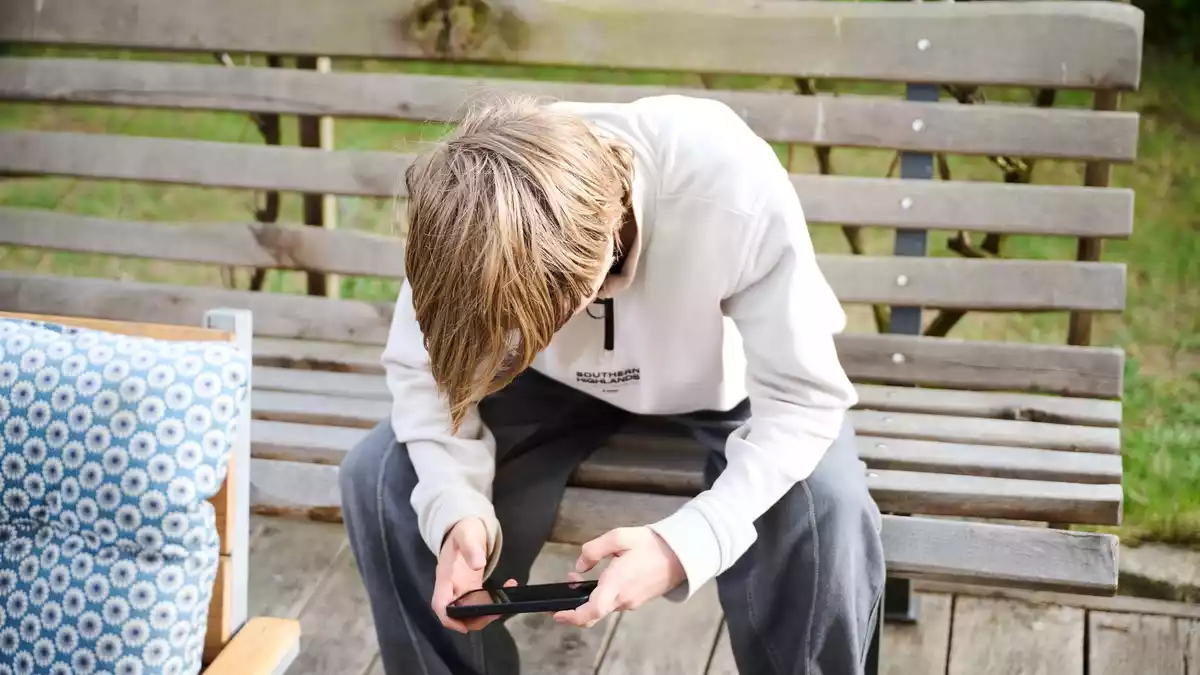 Kinder und Jugendliche brauchen aus Sicht von Verbraucherschützern keine bloßen Nutzungsgrenzen, sondern Plattformen, die von vornherein sicher sind. (Symbolbild) - Bild: Annette Riedl/dpa