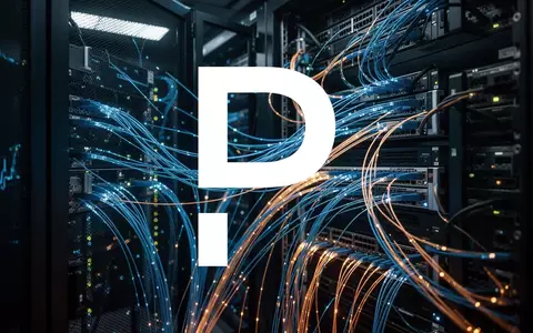 Abstrakte Darstellung einer modernen Serverlandschaft mit leuchtenden Glasfaserkabeln als Symbol für IT-Infrastruktur. - Foto: über boerse-global.de