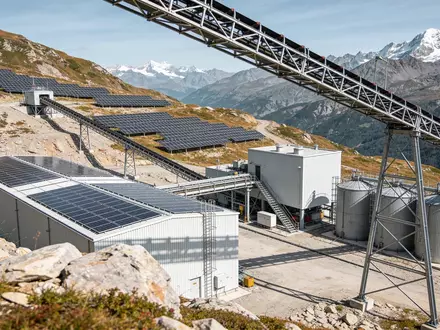 Eine moderne Lithium-Mine in einer alpinen Berglandschaft bei Tageslicht. - Foto: über boerse-global.de