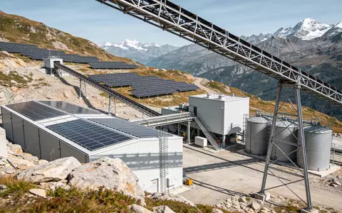 Eine moderne Lithium-Mine in einer alpinen Berglandschaft bei Tageslicht. - Foto: ĂŒber boerse-global.de