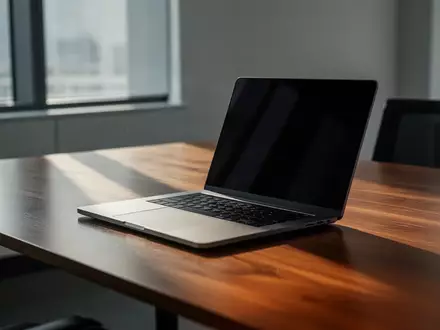 Ein minimalistischer, moderner Arbeitsplatz mit einem Laptop auf einem Schreibtisch bei natürlichem Lichteinfall. - Foto: über boerse-global.de
