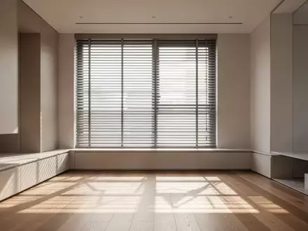 Modernes Wohnzimmer mit sauberen Oberflächen und sanftem Tageslicht, das durch Jalousien fällt. - Foto: über boerse-global.de
