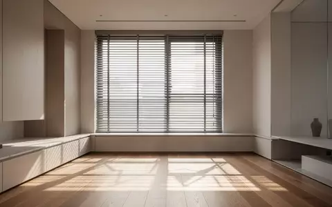 Modernes Wohnzimmer mit sauberen Oberflächen und sanftem Tageslicht, das durch Jalousien fällt. - Foto: über boerse-global.de