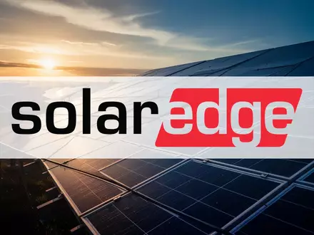 Moderne Solarparks vor einem dramatischen Sonnenuntergang symbolisieren die aktuelle Lage der Solarindustrie. - Foto: über boerse-global.de