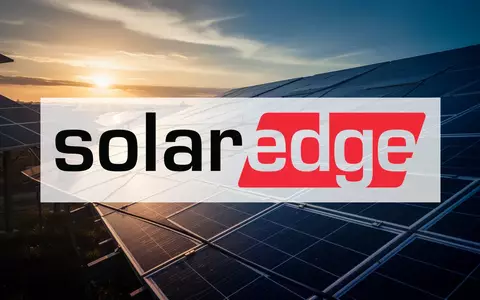 Moderne Solarparks vor einem dramatischen Sonnenuntergang symbolisieren die aktuelle Lage der Solarindustrie. - Foto: über boerse-global.de
