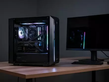 Ein moderner Gaming-PC auf einem minimalistischen Schreibtisch mit ausgeschaltetem Monitor in einem abgedunkelten Raum. - Foto: über boerse-global.de