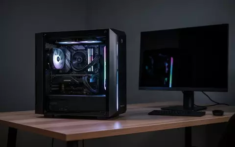 Ein moderner Gaming-PC auf einem minimalistischen Schreibtisch mit ausgeschaltetem Monitor in einem abgedunkelten Raum. - Foto: über boerse-global.de