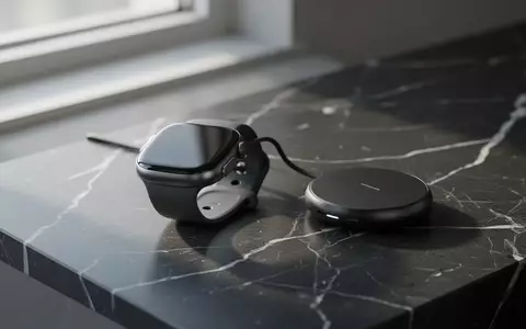 Eine moderne Smartwatch liegt neben einem kabellosen Ladegerät auf einer dunklen Marmoroberfläche. - Foto: über boerse-global.de