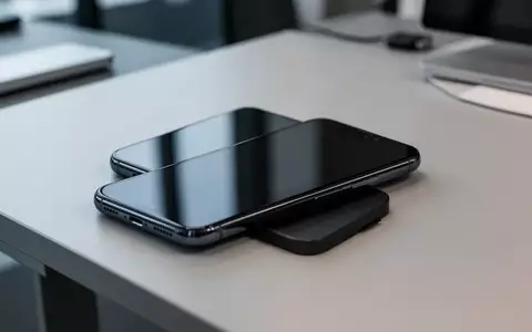 Ein modernes Smartphone liegt auf einem minimalistischen Schreibtisch mit ausgeschaltetem Bildschirm in einer Büroumgebung. - Foto: über boerse-global.de