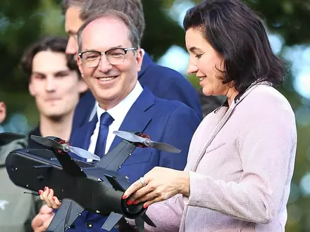 Alexander Dobrindt und Dorothee Bär mit einer Drohne am 25.08.2026 - Foto: via dts Nachrichtenagentur