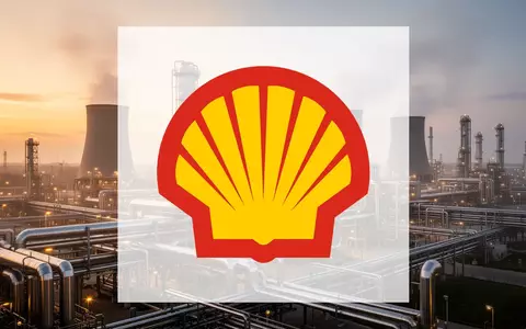 Moderne Industrieanlage der Chemiebranche bei Sonnenuntergang mit glänzenden Rohren und technischer Infrastruktur. - Foto: über boerse-global.de