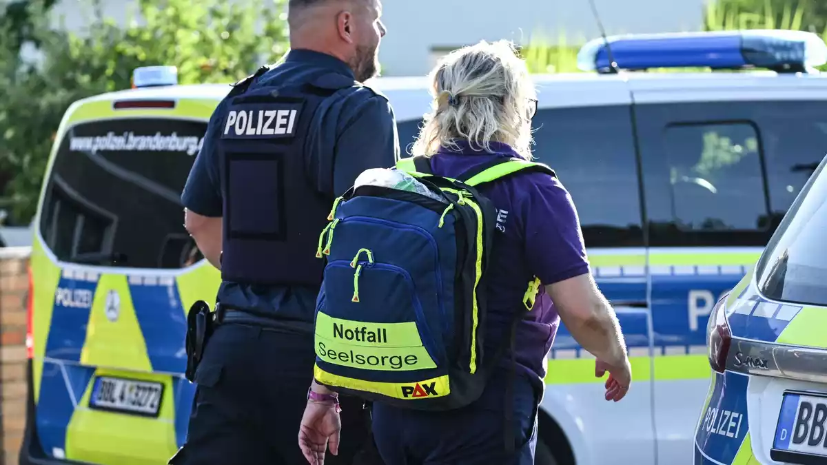 Notfallseelsorger sind an der Brandenburger Schule im Einsatz. - Bild: Britta Pedersen/dpa
